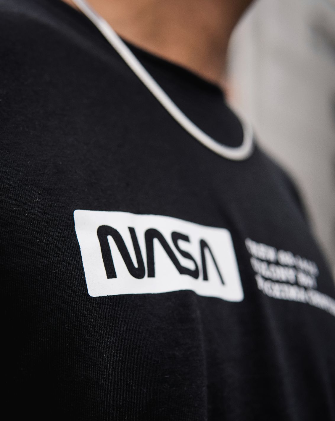 Camiseta negra unisex NASA CREW